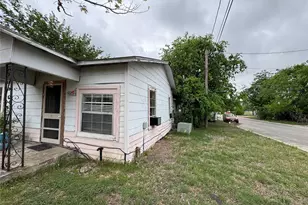 402 Laredo St, Lockhart, TX 78644 - Photo 2