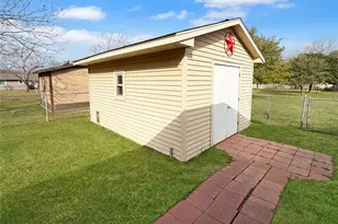 130 Elm St, Flatonia, TX 78941 - Photo 14