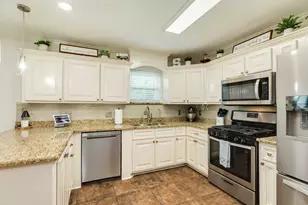 112 Lillian Dr, West Columbia, TX 77486 - Photo 12