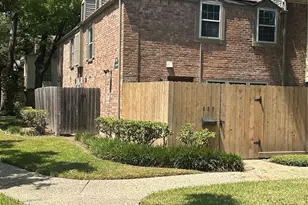 889 Wax Myrtle Ln, Houston, TX 77079 - Photo 2