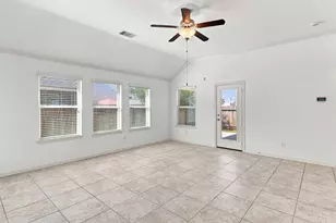637 Maple Point Dr E, Conroe, TX 77301 - Photo 18