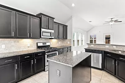 637 Maple Point Drive E, Conroe, TX 77301 - Photo 14