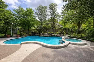 94 E Fairbranch Cir, The Woodlands, TX 77382 - Photo 2