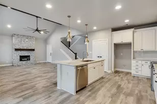 425 Amanda Cir, Tiki Island, TX 77554 - Photo 12