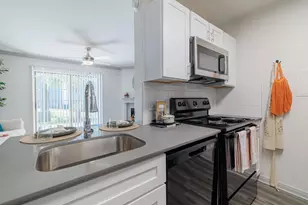 200 Hallow Tree Ln, Houston, TX 77090 - Photo 6