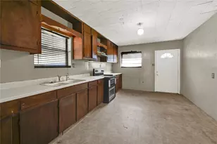 720 Yupon St, Baytown, TX 77520 - Photo 12