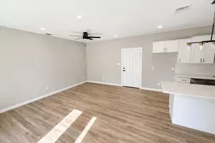1422 W Willis St, Alvin, TX 77511 - Photo 2
