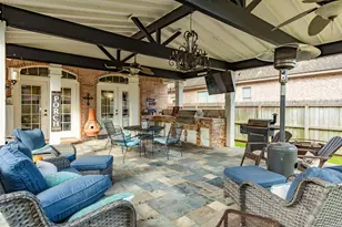 204 Arrowhead Dr, Lake Jackson, TX 77566 - Photo 2