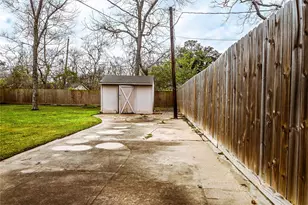 619 W Mahan St, Richwood, TX 77531 - Photo 16