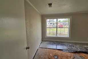 208 S 6th St, Highlands, TX 77562 - Photo 6