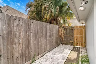 1405 El Camino Village Dr, Webster, TX 77058 - Photo 38