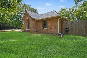 142 Happy Hollow St, Alvin, TX 77511 - Photo 38