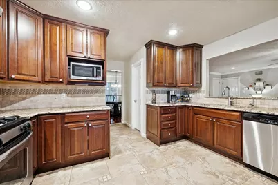 10900 Spruce Drive S, La Porte, TX 77571 - Photo 16