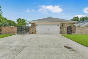 22 Cozumel Cir, Galveston, TX 77554 - Photo 2
