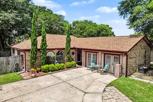 305 Seabreeze Dr, League City, TX 77573 - Photo 2