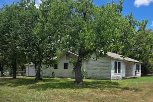 702 E Trinity St, Victoria, TX 77901 - Photo 2