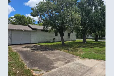 702 E Trinity Street, Victoria, TX 77901 - Photo 2