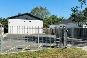 8005 Bowen St, Houston, TX 77051 - Photo 2