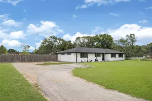 302 County Rd 893A, Angleton, TX 77515 - Photo 2