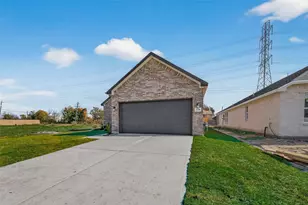 2119 Spring Hollow Dr, Baytown, TX 77521 - Photo 4