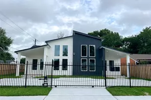 5863 Southgood St, Houston, TX 77033 - Photo 6