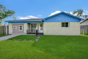 131 Lakewood Dr, Clute, TX 77531 - Photo 2