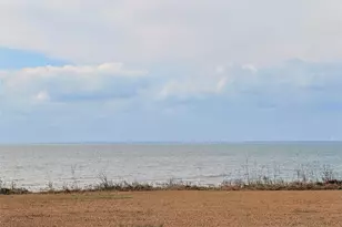 204 Teal Ln, Anahuac, TX 77514 - Photo 4