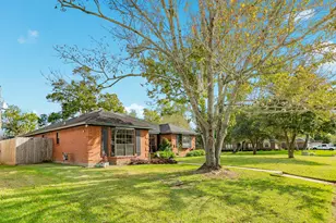 204 Sugar Cane Trce, Lake Jackson, TX 77566 - Photo 2