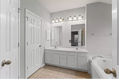 135 S Spinning Wheel Circle, The Woodlands, TX 77382 - Photo 16