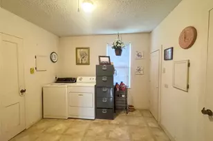 706 West St, Yoakum, TX 77995 - Photo 20