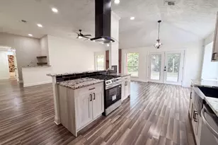 4011 Hunnington Dr, Conroe, TX 77303 - Photo 2