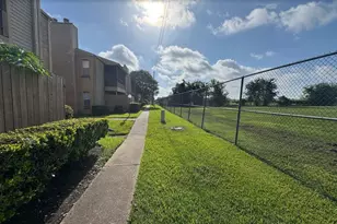10555 Turtlewood Ct, Houston, TX 77072 - Photo 2