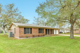 112 Blossom St, Lake Jackson, TX 77566 - Photo 2