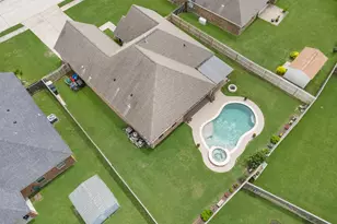 305 Poppy St, Lake Jackson, TX 77566 - Photo 2