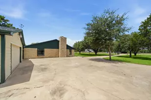 2243 Green Meadows Dr, Sealy, TX 77474 - Photo 10