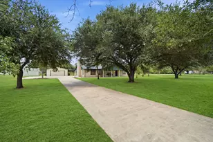 2243 Green Meadows Dr, Sealy, TX 77474 - Photo 2