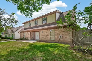1823 Pinewood Ct, Sugar Land, TX 77498 - Photo 4