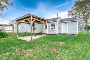 745 Kyle St, Angleton, TX 77515 - Photo 4