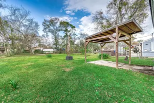 745 Kyle St, Angleton, TX 77515 - Photo 18