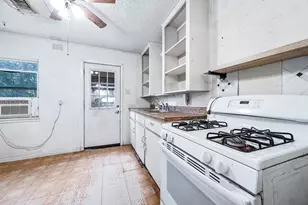 745 Kyle St, Angleton, TX 77515 - Photo 8