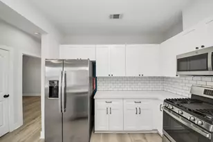 819 E 40th St, Houston, TX 77022 - Photo 14