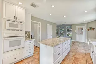 513 Meadow Bend Dr, Friendswood, TX 77546 - Photo 12