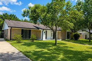 104 Burgundy Ln, League City, TX 77573 - Photo 2