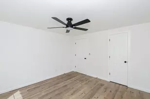 211 W South St, Alvin, TX 77511 - Photo 10