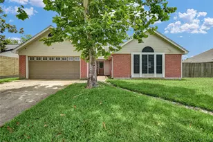 3 Chuckwagon Ct, Angleton, TX 77515 - Photo 1