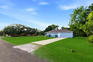 609 Washington Ave, Anahuac, TX 77514 - Photo 2
