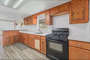 401 Lee Ave, Anahuac, TX 77514 - Photo 18
