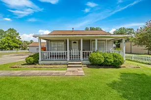 401 Lee Ave, Anahuac, TX 77514 - Photo 2
