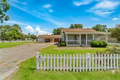 401 Lee Avenue, Anahuac, TX 77514 - Photo 1