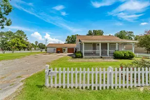 401 Lee Ave, Anahuac, TX 77514 - Photo 1